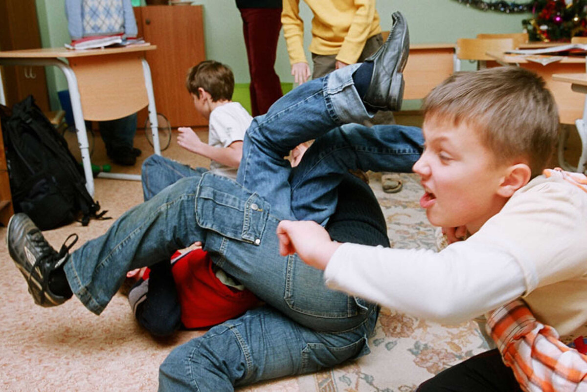 Ученик после уроков. Дети дерутся в школе. Детские драки в школе.