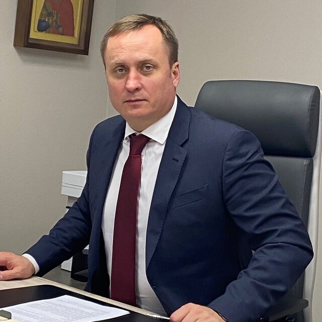   Председатель Думы Сургута Максим Слепов поздравляет с Днём защитника Отечества