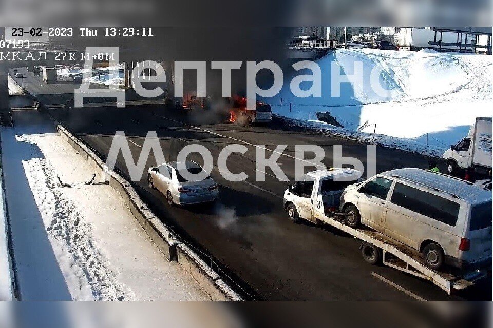     Автомобиль загорелся на внутренней стороне 27-го километра МКАД  Департамент транспорта Москвы