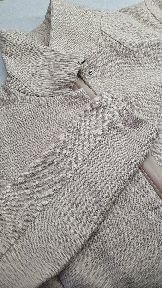 Подобные фактурные пиджаки вижу из сезона в сезон в Mango и Zara.
