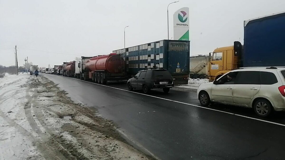 Из-за перекрытой дороги Оренбург — Орск возникла длинная пробка на трассе |  56orb.ru | Дзен