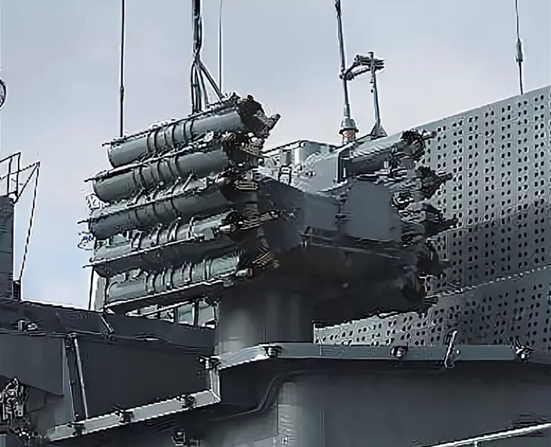 Реализованный в комплексе способ программной автоматической стрельбы реактивными снарядами разного назначения обеспечивает создание высокоэффективной эшелонированной системы защиты кораблей от атакующей торпеды. Особенность комплекса заключается в том, что в одном залпе производится пуск различных типов реактивных снарядов на рассчитанную для них дальность. Первый рубеж обороны формируют два снаряда-отводителя, с помощью которых ставятся четыре ложные цели. При захвате ложной цели торпеда уходит с атакующей траектории и совершает движение с наведением на ложные цели до полной остановки своего двигателя. При «прорыве» первого эшелона защиты корабля торпеду встречает «дрейфующее» минное поле, установленное снарядами-заградителями. Прохождение торпеды через зону поражения снаряда-заградителя приводит к её разрушению. При прорыве первого и второго эшелона защиты корабля производится залп глубинными снарядами на поражение.