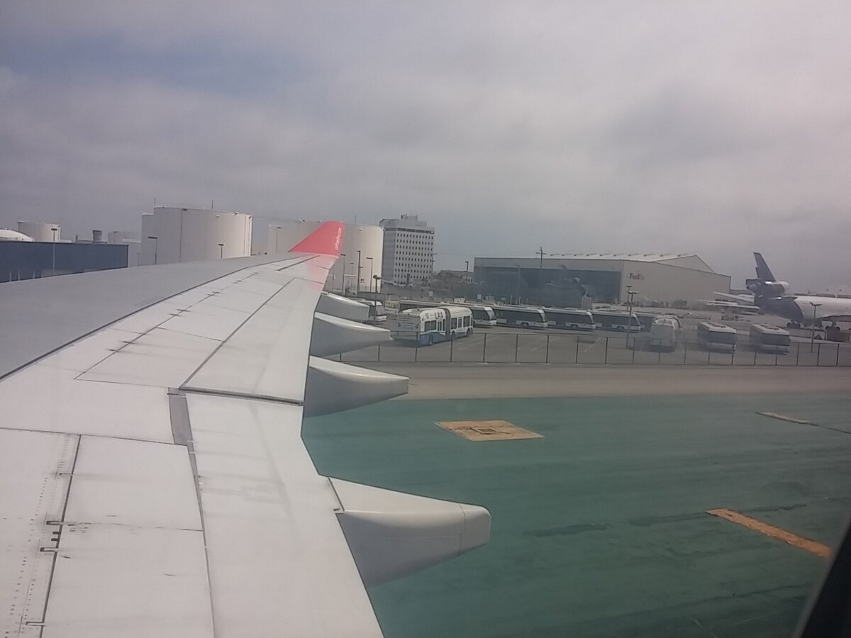 Приземлились в аэропорту L.A. (фото автора)