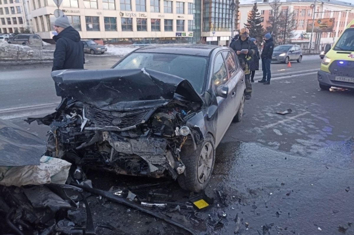    Иномарка всмятку: три человека пострадали в ДТП в центре Омска