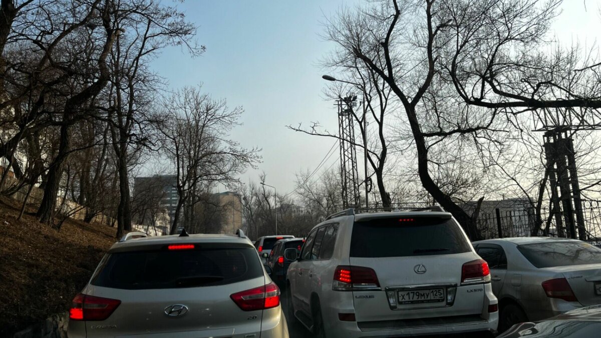     Предпраздничный день начался для тысячи автомобилистов с ужасных пробок в центре Владивостока, которых давно никто не «видел».
