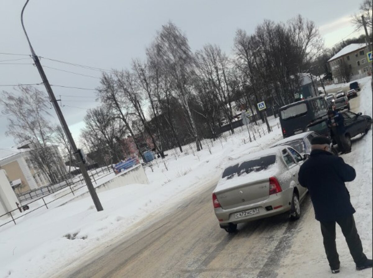 В Вязьме из-за льда произошло массовое ДТП | Readovka67.ru | Дзен