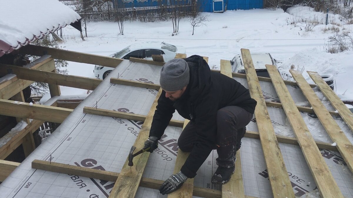 Поперечные доски с шагом под металлочерепицу