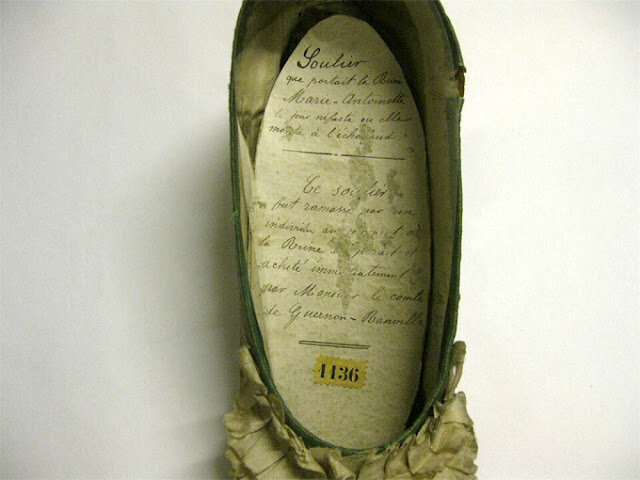 Туфелька Марии-Антуанетты подлинная. Но в какой период она принадлежала королеве, на самом деле неизвестно.