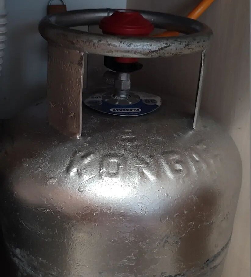 Такие баллоны устанавливают прямо в квартирах, иногда прячут внутри кухонного гарнитура, иногда просто ставят на кухне возле стены