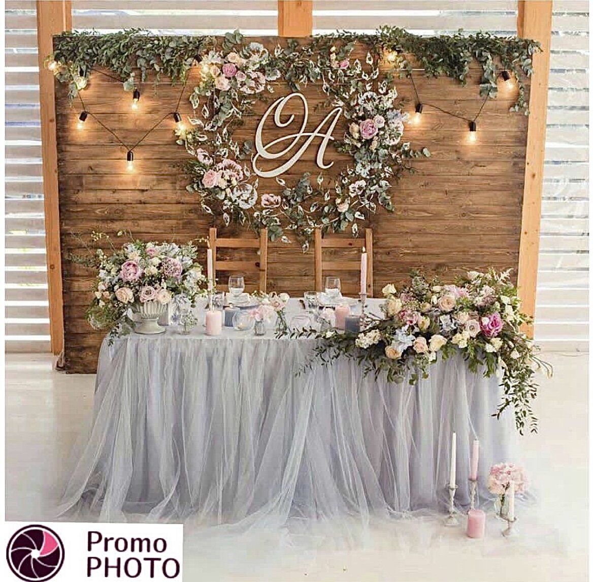 Свадебная фотозона из дерева и искусственных цветов с гирляндой 