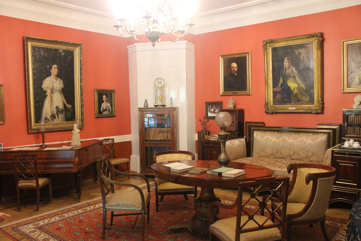 Интерьер одной из комнат в главном доме в Абрамцево.  Слева портрет повзрослевшей "девочки с пресиками" - Александры Мамонтовой. Фото автора.