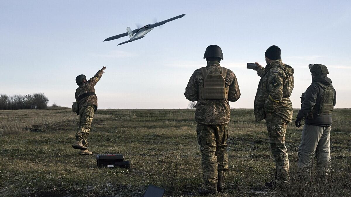    Украинские военные запускают беспилотник© AP Photo / Libkos