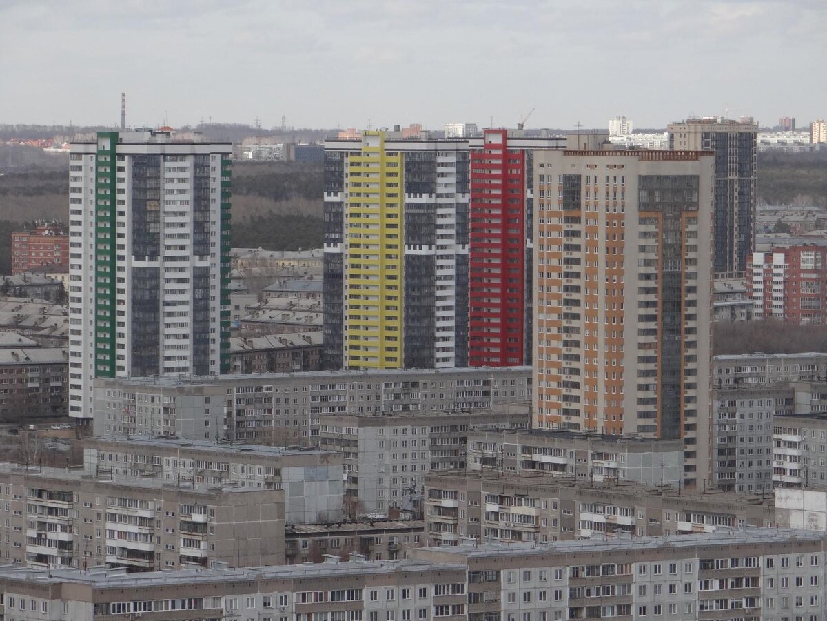 Сиб квартиры. 3х этажки в Новосибирске. Дома в Украине. В Новосибирске в окне многоэтажки появился флаг Украины. Новосибирск флаг в окне фото.