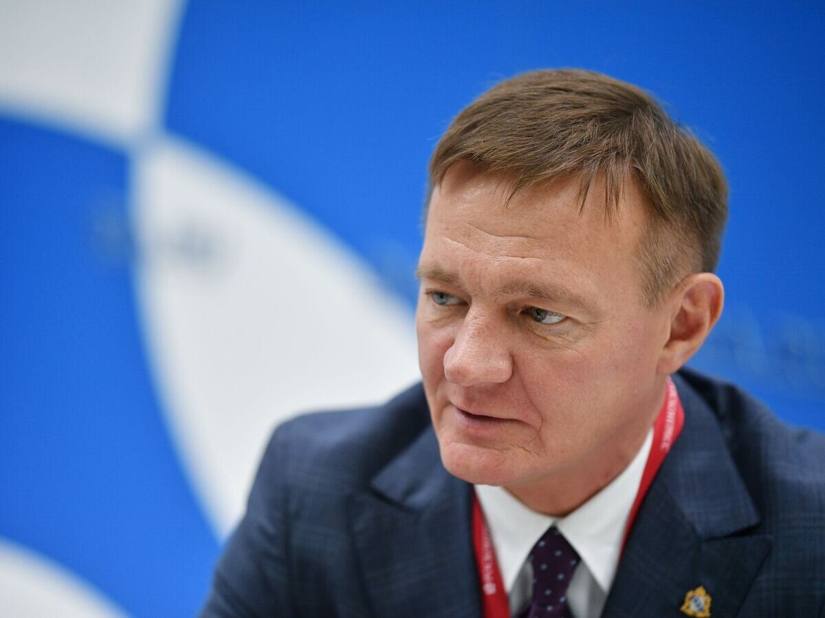    Временно исполняющий обязанности губернатора Курской области Роман Старовойт во время интервью на стенде МИА "Россия сегодня" на Российском инвестиционном форуме© РИА Новости / Владимир Астапкович