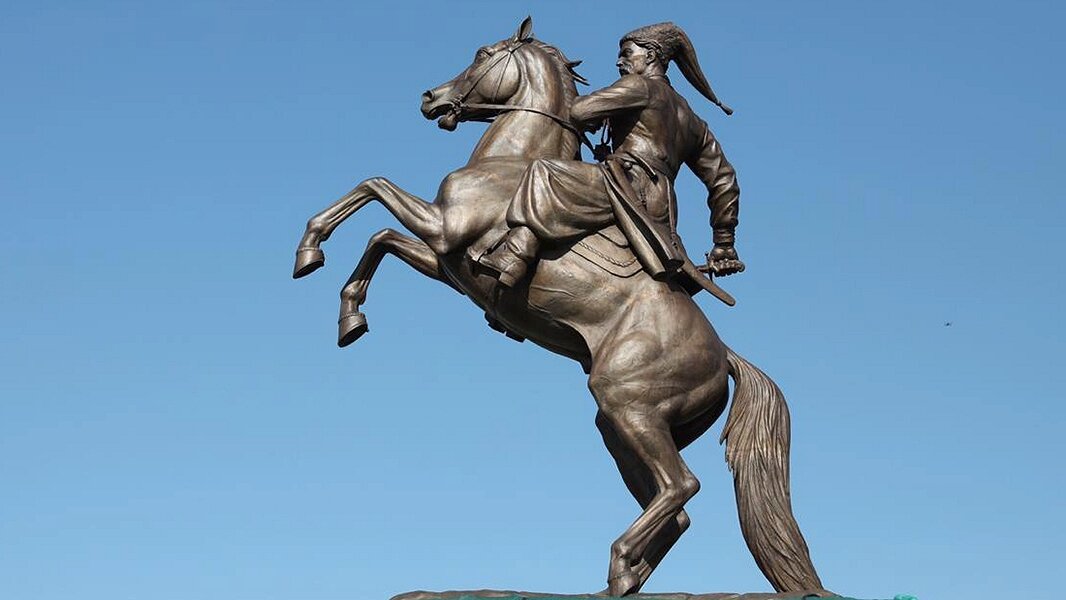 Памятник казакам в кубанской станице Динской (ударение на "О").