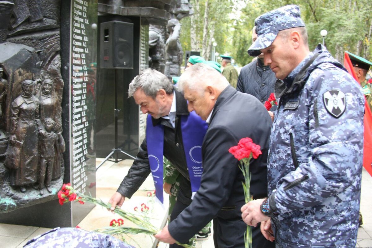 В воскресенье, 3 сентября, в Тюмени на площади имени Ивана Губкина у мемориала жителям Тюменской области, погибшим в локальных войнах и вооруженных конфликтах, прошло памятное торжественное...-6