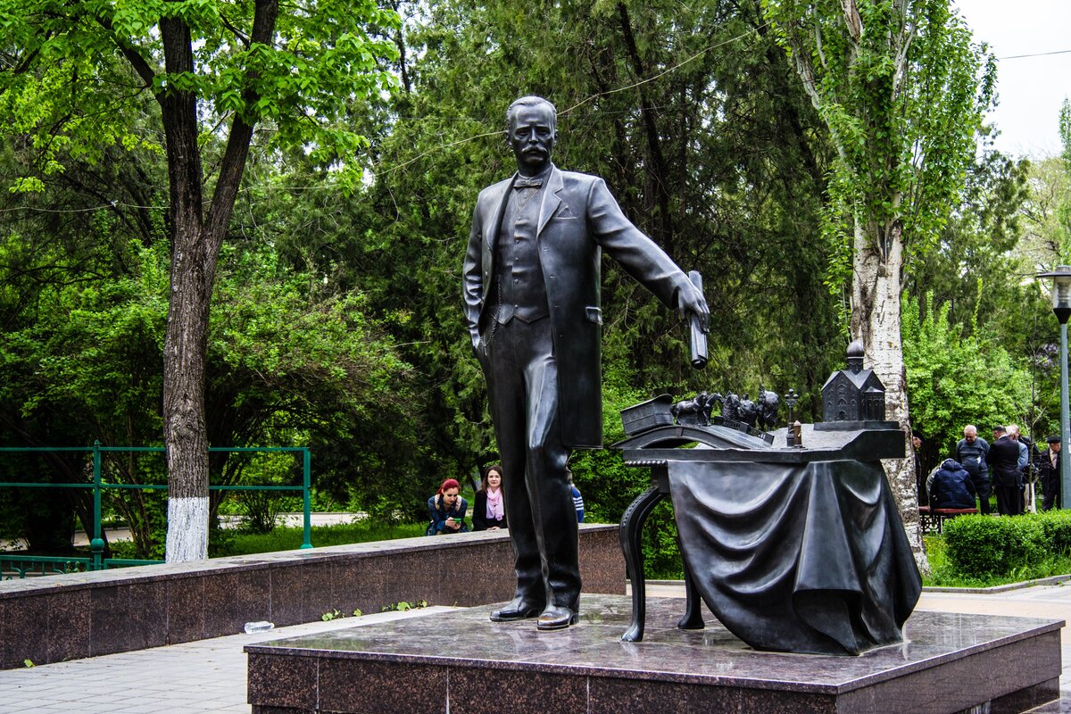 Памятники в парке