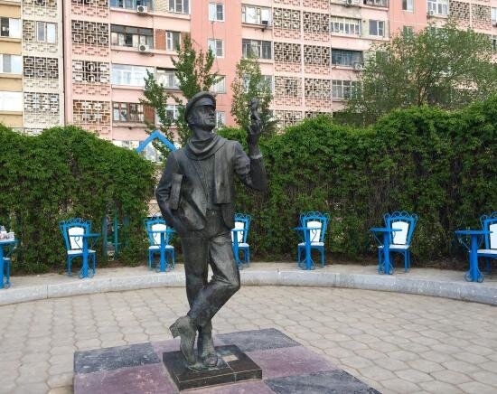 Памятник Остапу Бендеру. Элиста