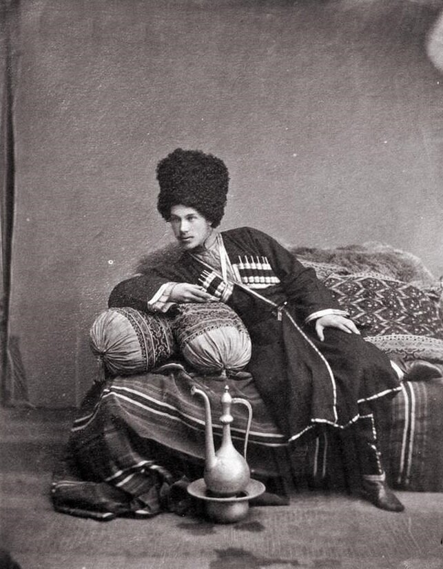 Мужчина в чохе и папахе