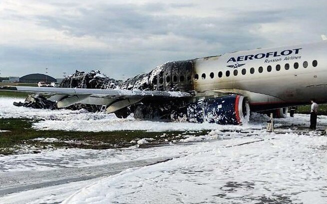 Обгоревший "Суперджет" в аэропорту 