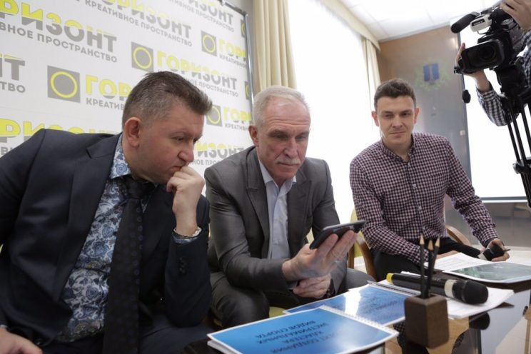И.о. главы Димитровграда Юрий Черноусов (слева) и губернатор Ульяновской области Сергей Морозов (в центре)