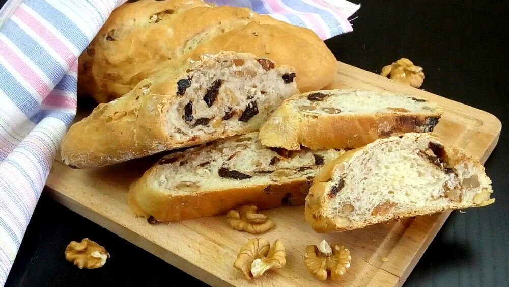 Многие едят на завтрак хлеб с колбасой, сливочным маслом, вареньем или джемом. Но это обычный хлеб. Я предлагаю свой вариант хлеба, с орехами и сухофруктами.