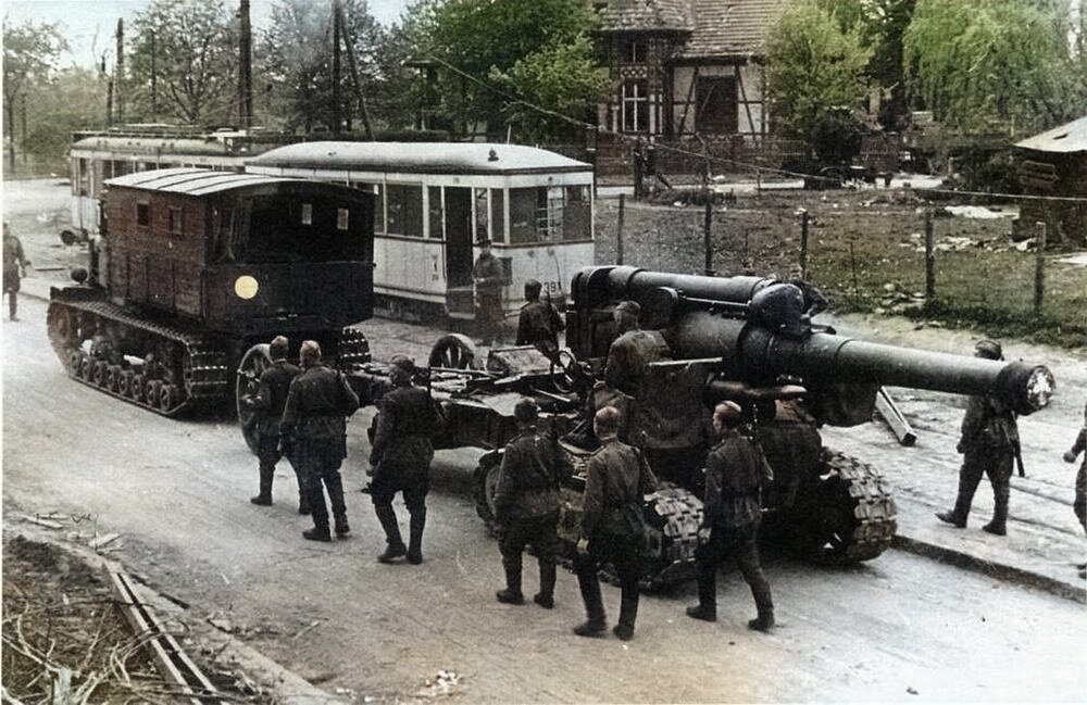 Ворошиловец буксирует 203-мм гаубицу Б-4