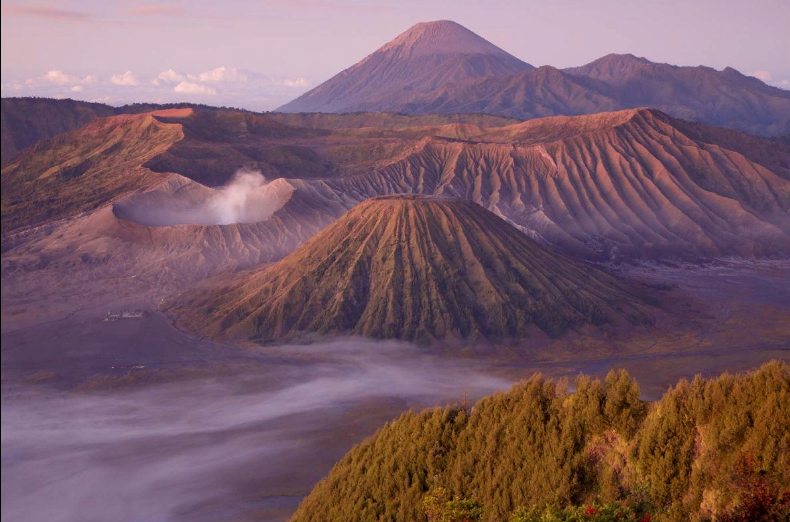 Юбка облаков Маунт Бромо, действующий вулкан в Яве, Индонезия.