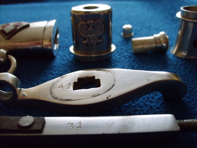 Кортик ВВС ПНР в разборе. Обратите внимание на цифры на гарде и хвостовике - один из признаков подлинного предмета.