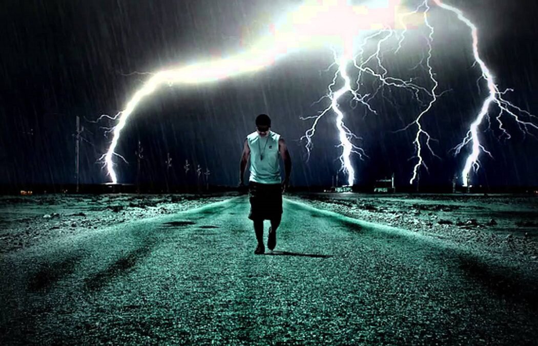 Одинокий человек в грозовую ночь. news. rambler. ru.