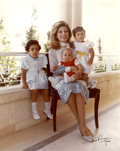 Королева Алия с детьми: принцессой Хайей, принцем Али и удочеренной палестинской девочкой Абир Мухаисен.
