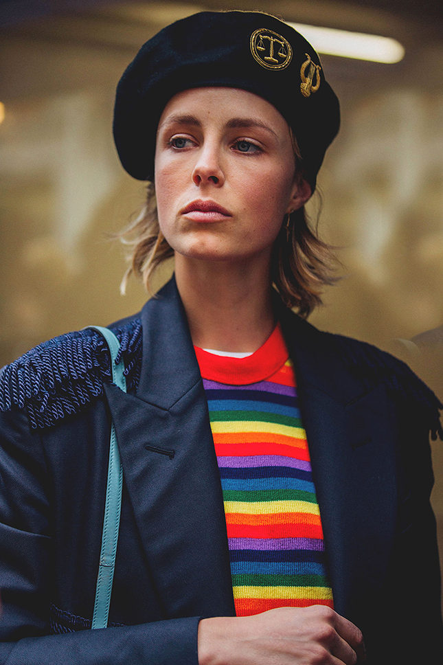 Черный фетровый берет с символами правосудия.