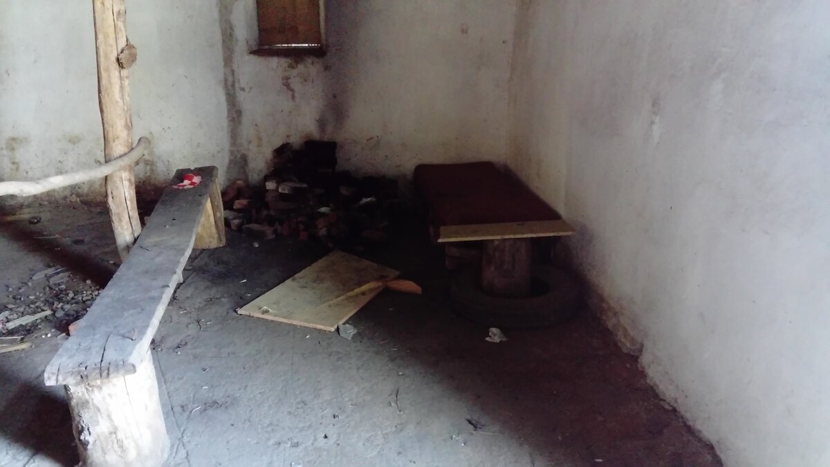 Кажется, это место обитаемо. Здесь кто-то спит