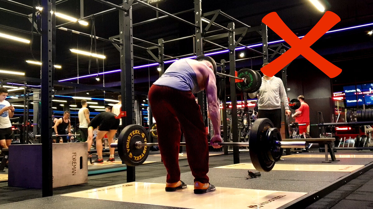 При выполнении тяг спортсмены высокого роста не могут удержать спину прямой, даже зная о правилах хорошей техники. Можно тянуть и так, но хочется овладеть "красивой тягой".