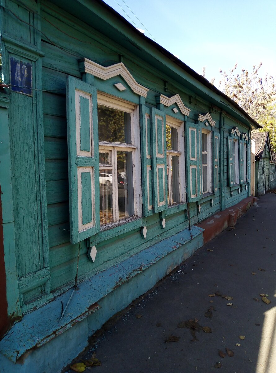 Стандартный частный дом, барачного типа. 