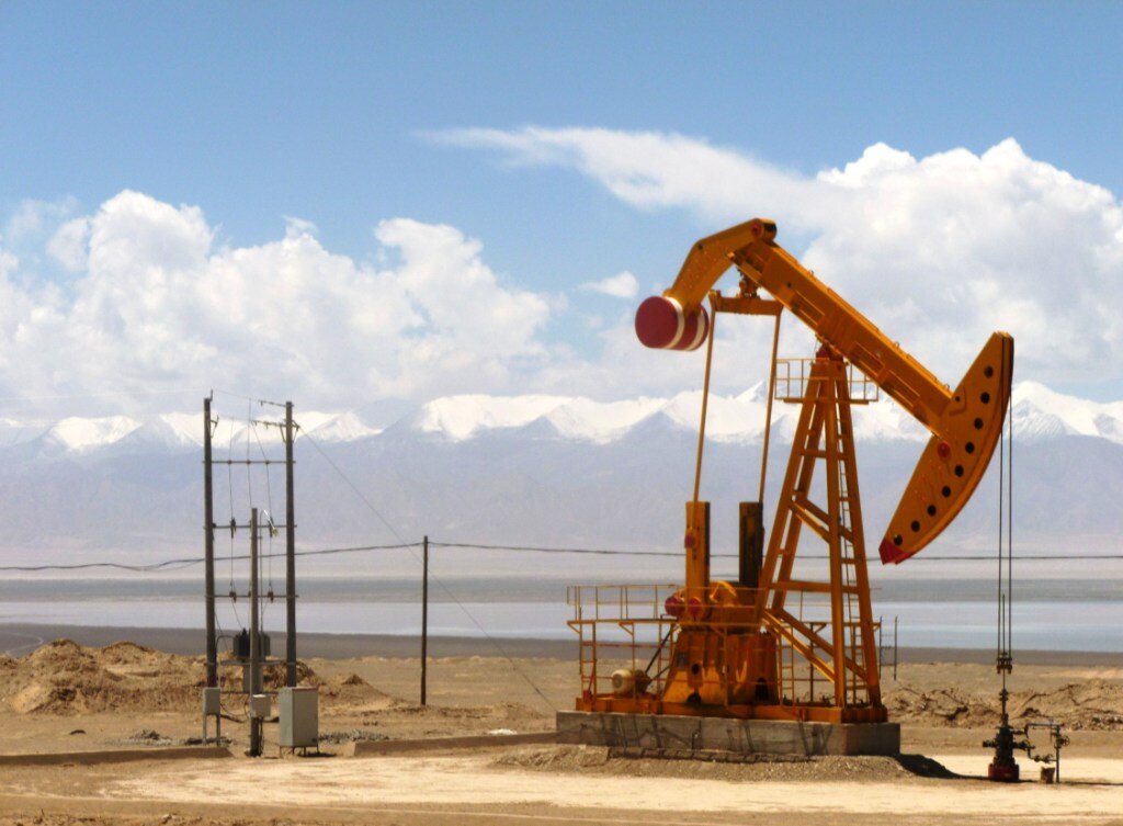 https://upload.wikimedia.org/wikipedia/commons/7/78/Oil_well_in_Tsaidam.jpg