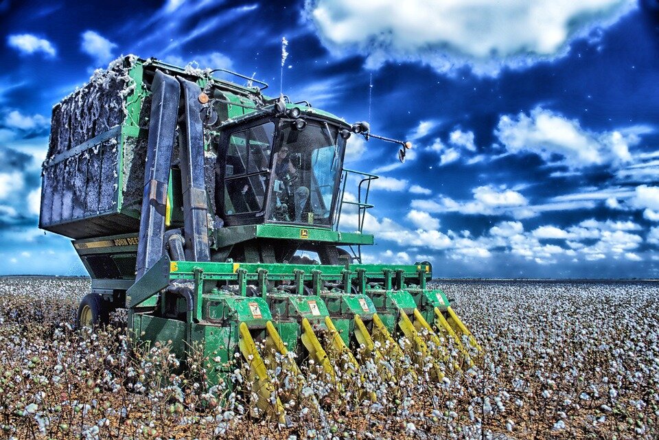 https://cdn.pixabay.com/photo/2013/06/16/13/41/cotton-harvester-139651_960_720.jpg
