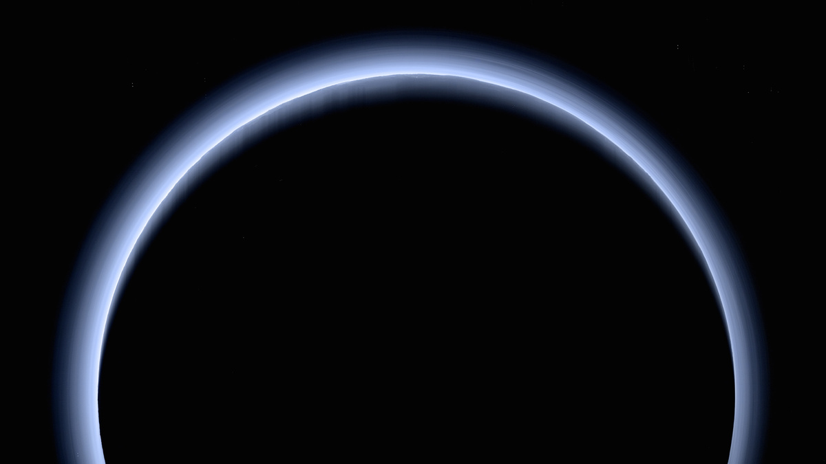 Самое детальное изображение голубой дымки Плутона в истинных цветах. Credit: NASA/Johns Hopkins University Applied Physics Laboratory/Southwest Research Institute