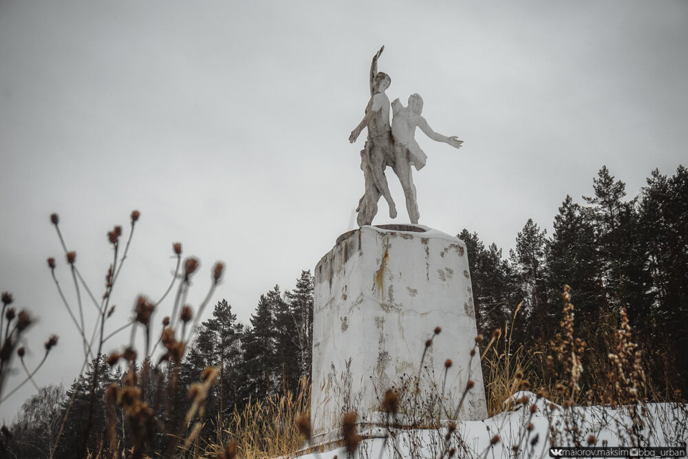 Нашли заброшенный ДК с невероятно красивыми статуями!