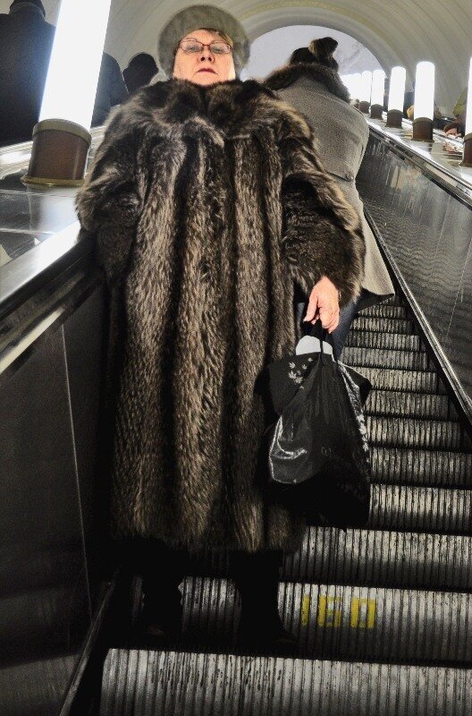 Шуба. Метро. Пакет.