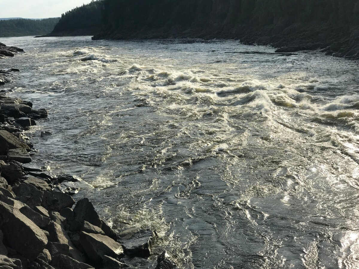 Вырываясь из водосброса гидроэлектростанции Курейка влетает в довольно узкий каньон... поток бушует и беснуется в теснине...