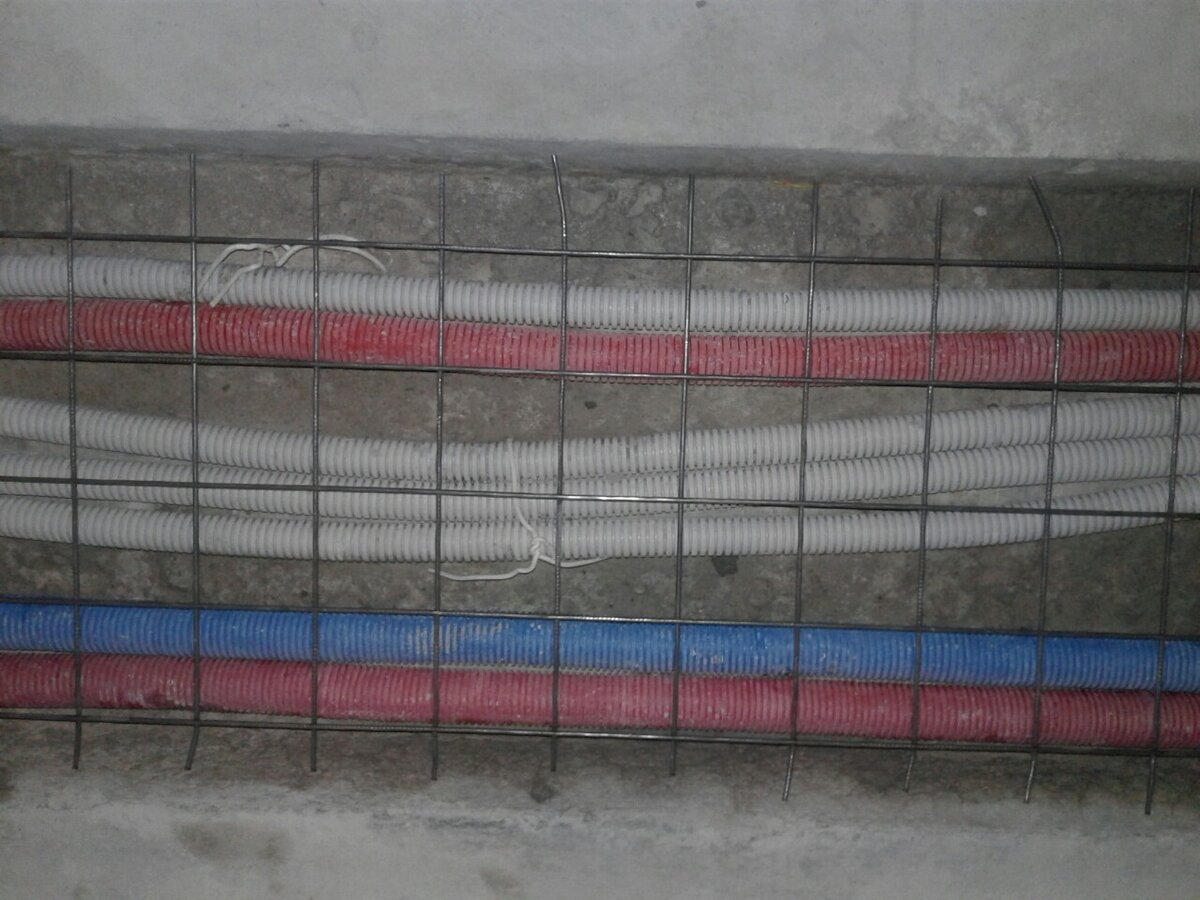 Проложил арматурную сетку