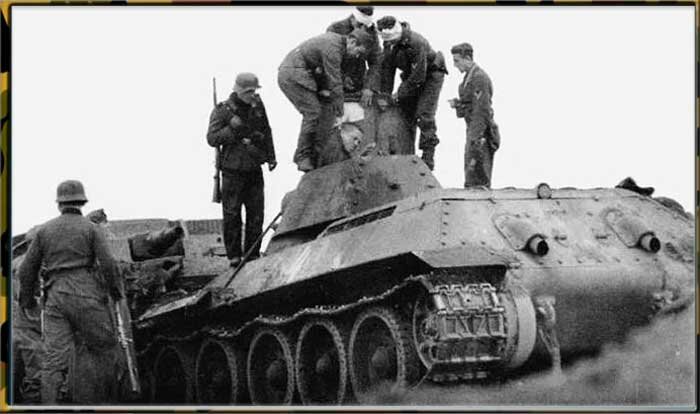 Немцы вытаскивают членов экипажа советского танка