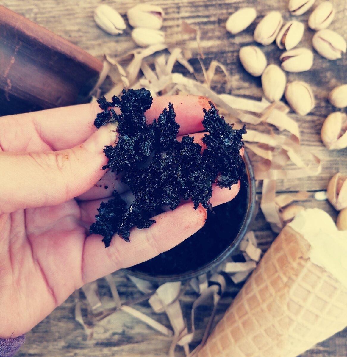 Табак имеет темно-коричневый цвет (из-за фильтра выглядит черным) 