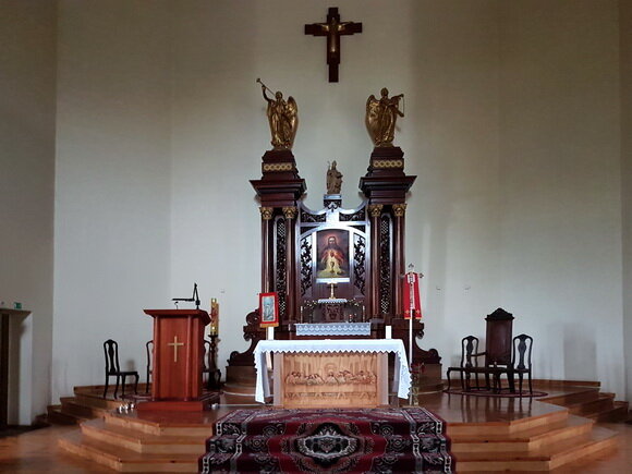 алтарь из красного дерева