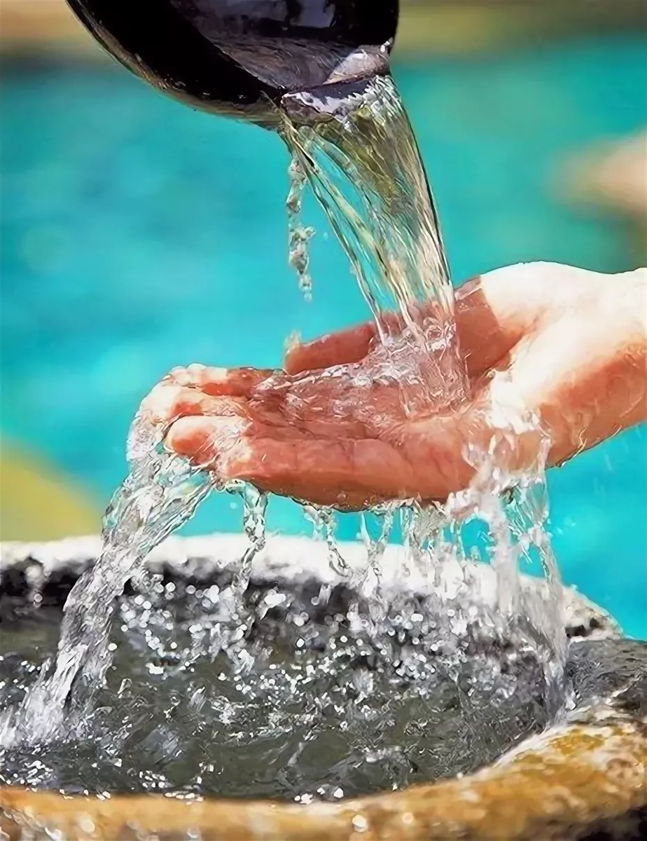 Пить воду из родника
