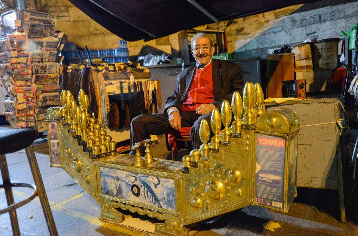 уличный чистильщик обуви в Турции