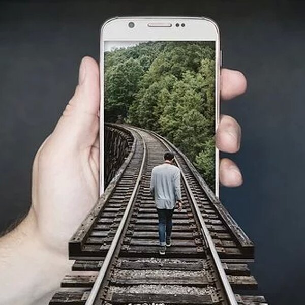 https://cdn.pixabay.com/photo/2017/07/15/19/42/manipulation-smartphone-2507499__340.jpg