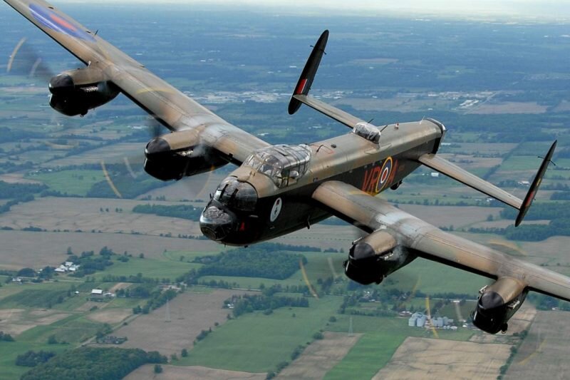 Британский тяжёлый бомбардировщик Avro Lancaster