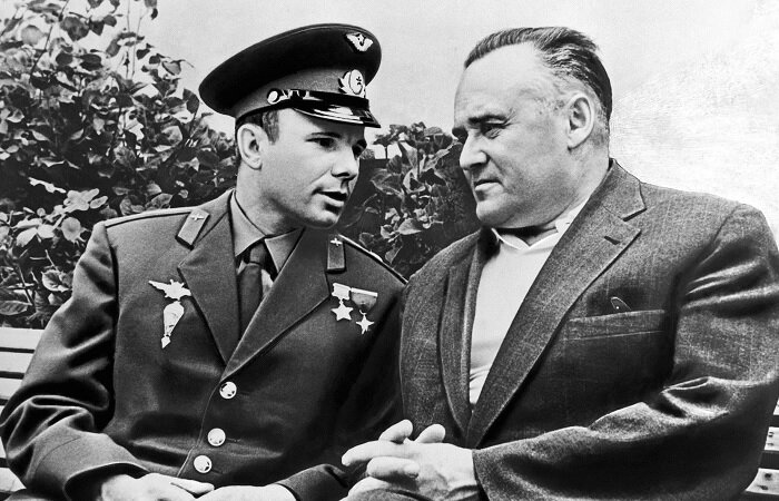 Имя Сергея Королёва известно всему миру. Этот человек не просто находился у истоков российской космонавтики. Он фактически открывал космическую эру мировой истории. Будучи по долгу службы "секретным гражданином", ему пришлось пройти через множество испытаний и препон. Королев был своеобразным: он терпеть не мог золото, не запускал ракеты по понедельникам и в чине главного ракетного конструктора страны собирался лично лететь в космос.


Будущее блестящего авиаконструктора